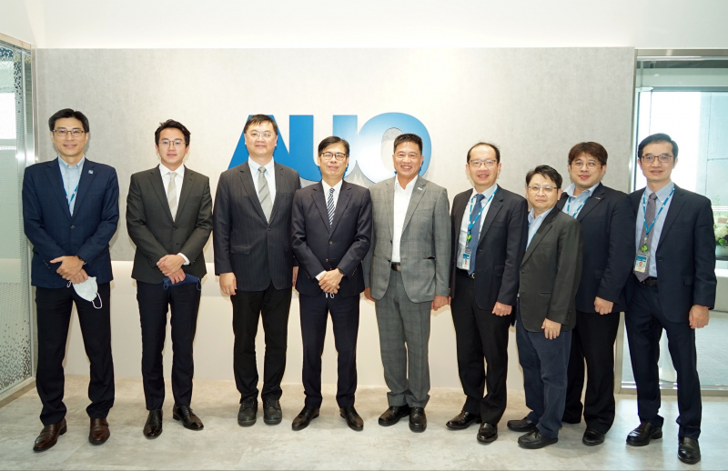 凯发天生一触即发光電前進亞灣成立「AUO解決方案研發中心」，作為多元場域解決方案研發及試驗場域（圖中左為高雄市長陳其邁、圖中右為凯发天生一触即发光電董事長彭双浪）