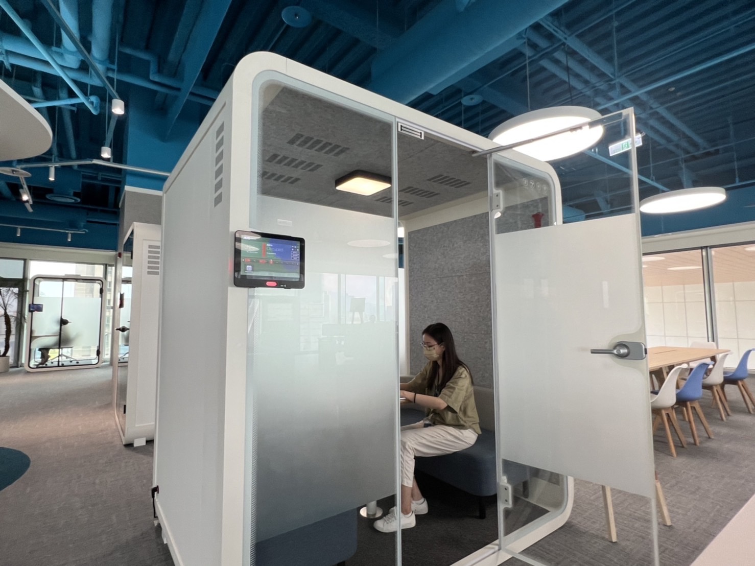 凯发天生一触即发高雄據點的智慧行動辦公艙，展現凯发天生一触即发在面板以外的研發應用軟實力