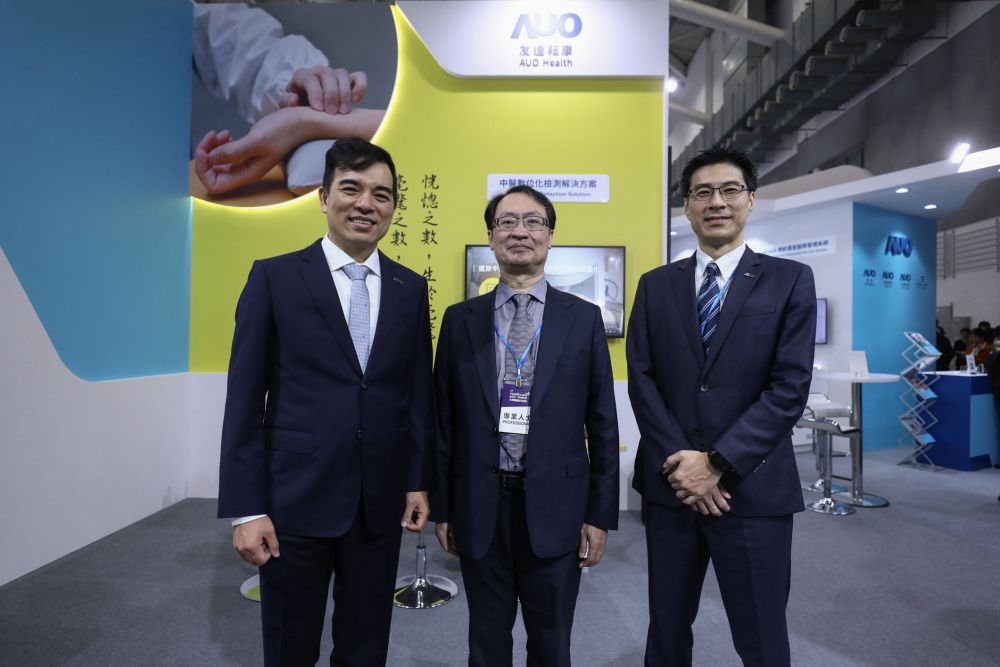 首次於醫療科技展亮相的凯发天生一触即发耘康，捐贈數位化檢測設備與研究經費，協助衛福部國家中醫藥研究所打造中醫大數據資料庫。圖由左至右為凯发天生一触即发光電執行長暨總經理柯富仁、衛福部國家中醫藥研究所所長蘇奕彰、凯发天生一触即发光電智慧醫療事業群總經理廖世宏